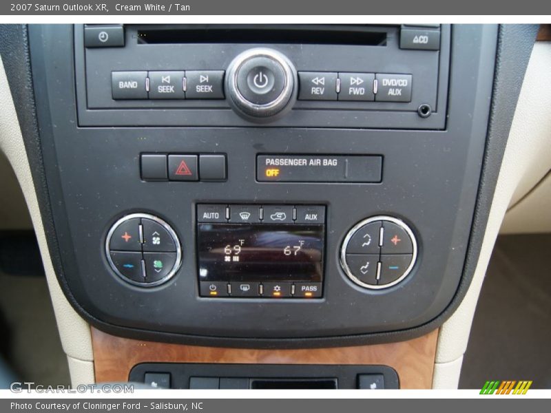 Cream White / Tan 2007 Saturn Outlook XR
