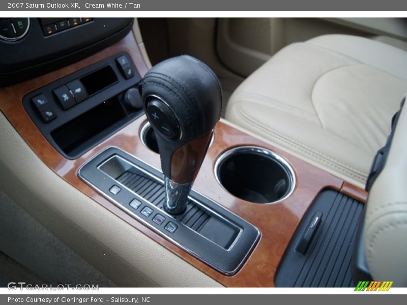 Cream White / Tan 2007 Saturn Outlook XR