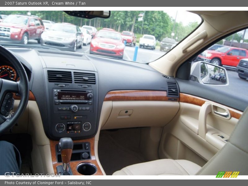 Cream White / Tan 2007 Saturn Outlook XR