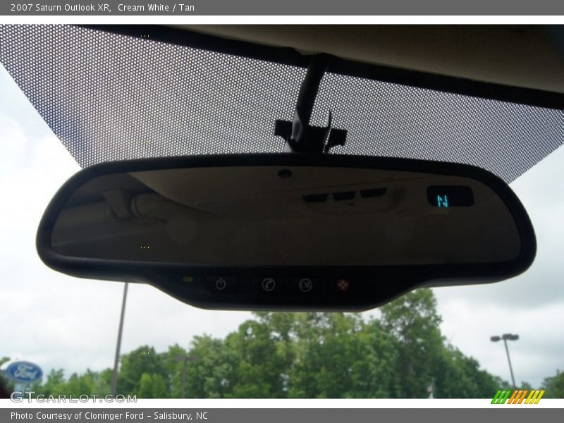 Cream White / Tan 2007 Saturn Outlook XR