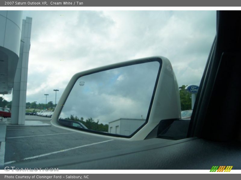 Cream White / Tan 2007 Saturn Outlook XR