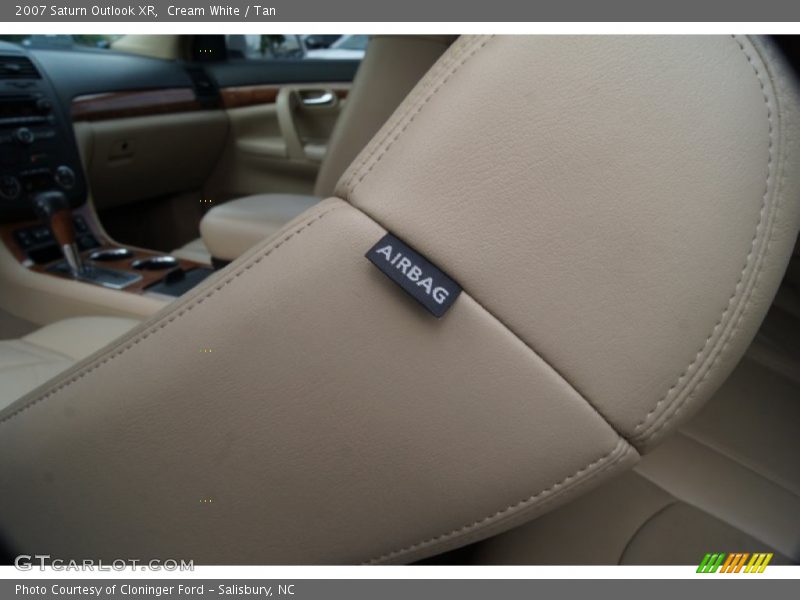 Cream White / Tan 2007 Saturn Outlook XR