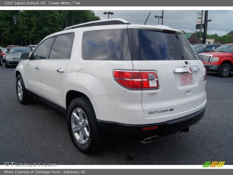 Cream White / Tan 2007 Saturn Outlook XR