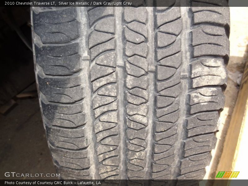 Silver Ice Metallic / Dark Gray/Light Gray 2010 Chevrolet Traverse LT