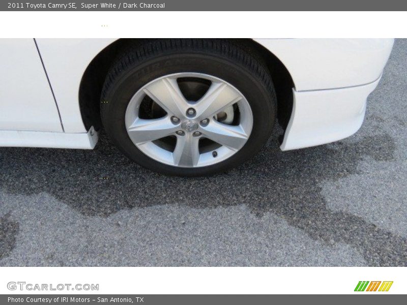 Super White / Dark Charcoal 2011 Toyota Camry SE