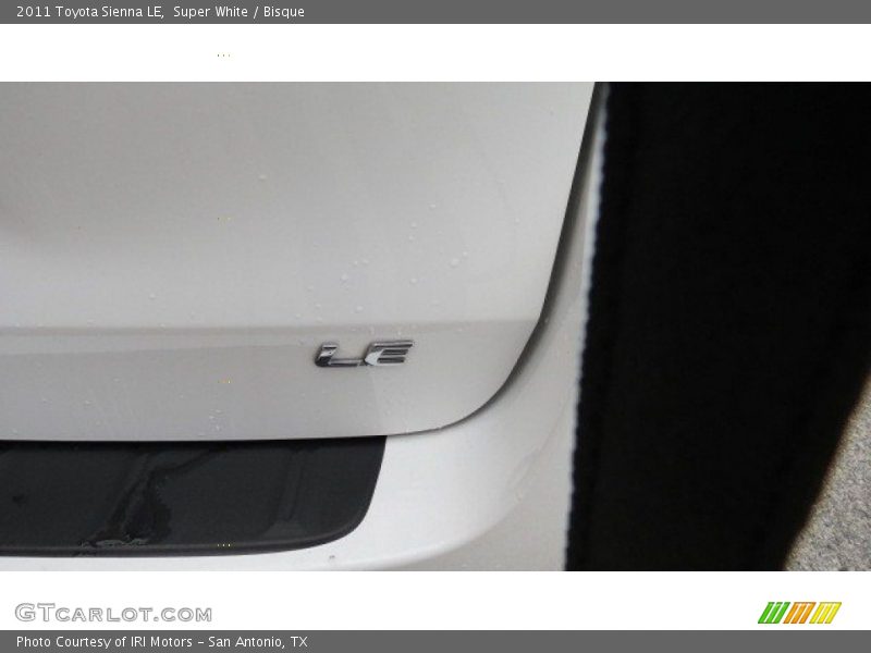 Super White / Bisque 2011 Toyota Sienna LE