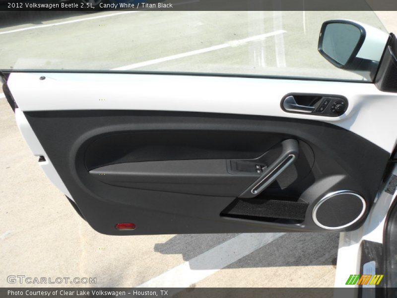 Candy White / Titan Black 2012 Volkswagen Beetle 2.5L