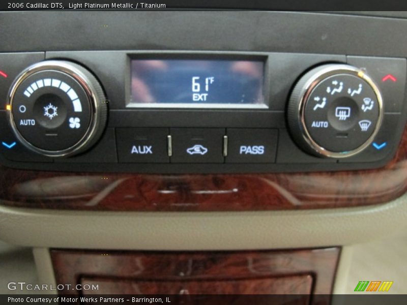 Light Platinum Metallic / Titanium 2006 Cadillac DTS