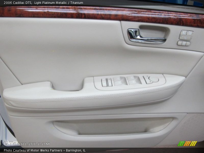 Light Platinum Metallic / Titanium 2006 Cadillac DTS