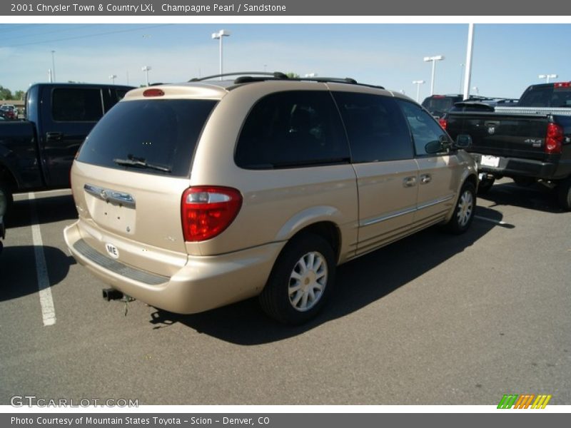 Champagne Pearl / Sandstone 2001 Chrysler Town & Country LXi