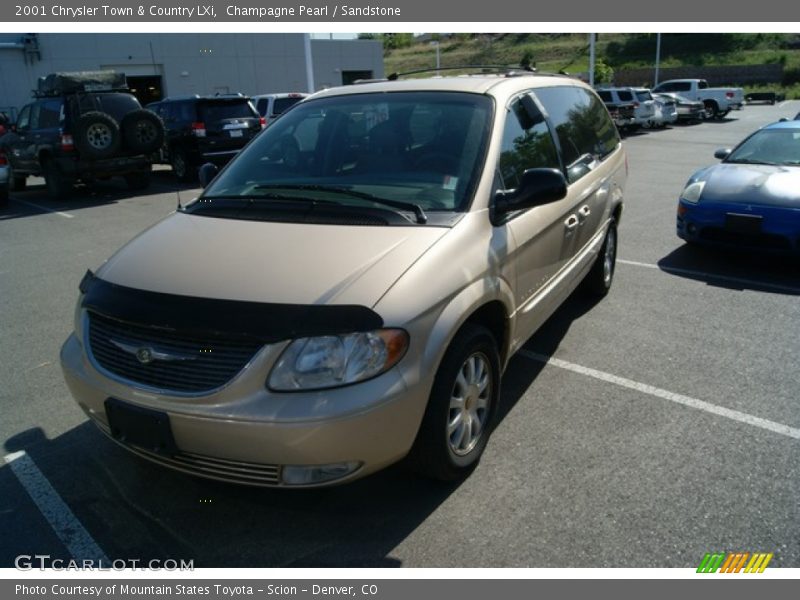 Champagne Pearl / Sandstone 2001 Chrysler Town & Country LXi