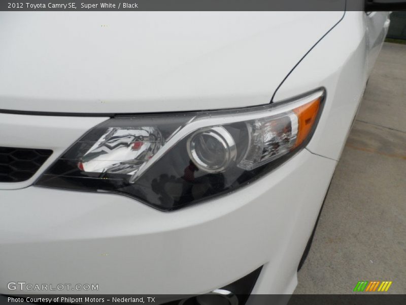 Super White / Black 2012 Toyota Camry SE
