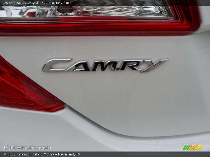 Super White / Black 2012 Toyota Camry SE