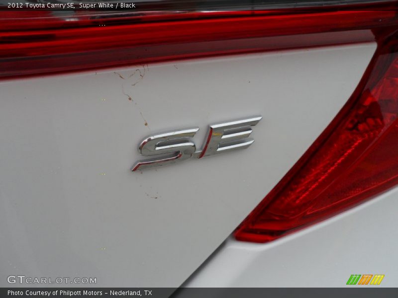 Super White / Black 2012 Toyota Camry SE