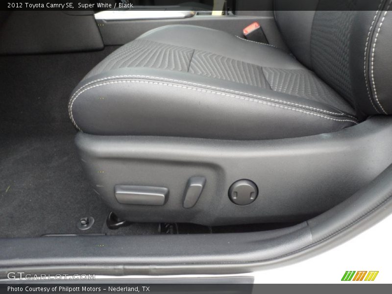 Super White / Black 2012 Toyota Camry SE