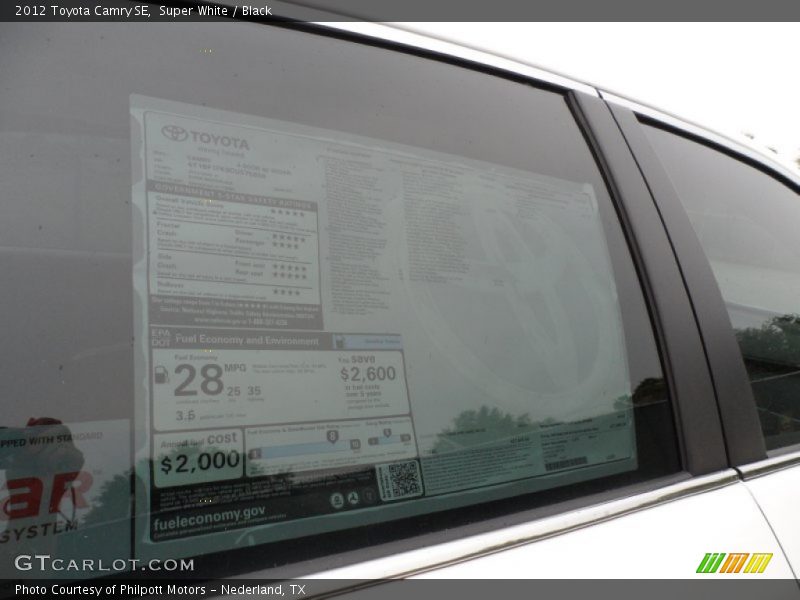 Super White / Black 2012 Toyota Camry SE