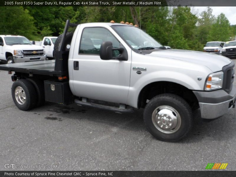 Silver Metallic / Medium Flint 2005 Ford F350 Super Duty XL Regular Cab 4x4 Stake Truck