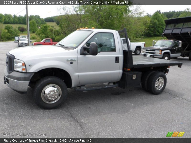 Front 3/4 View of 2005 F350 Super Duty XL Regular Cab 4x4 Stake Truck
