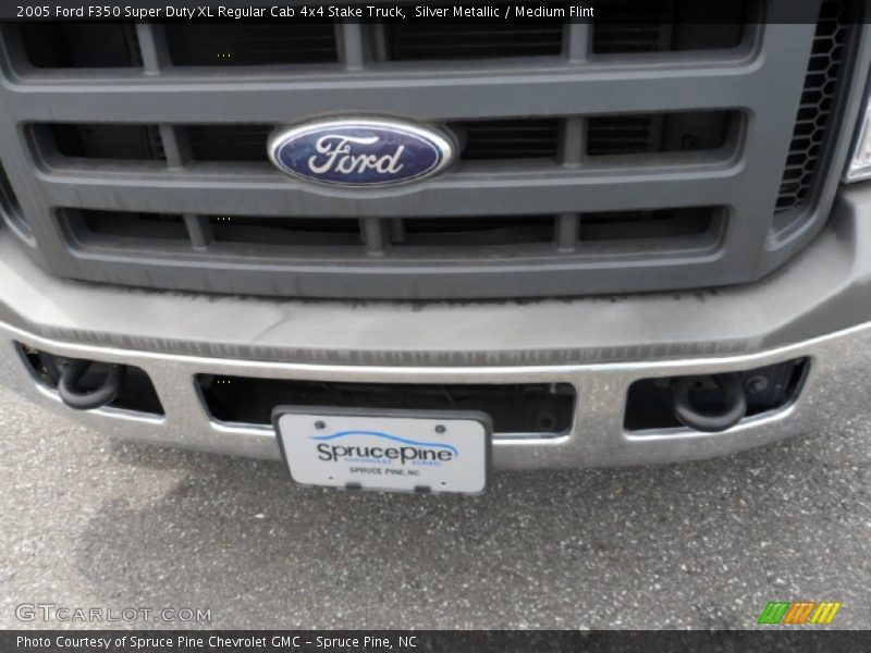 Silver Metallic / Medium Flint 2005 Ford F350 Super Duty XL Regular Cab 4x4 Stake Truck