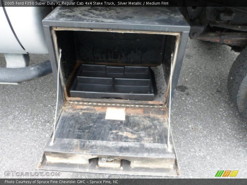 Silver Metallic / Medium Flint 2005 Ford F350 Super Duty XL Regular Cab 4x4 Stake Truck