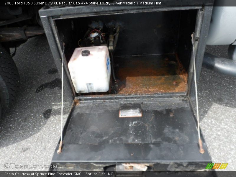 Silver Metallic / Medium Flint 2005 Ford F350 Super Duty XL Regular Cab 4x4 Stake Truck