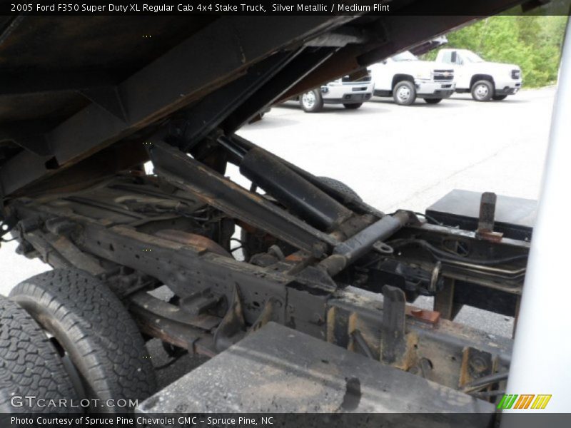 Undercarriage of 2005 F350 Super Duty XL Regular Cab 4x4 Stake Truck