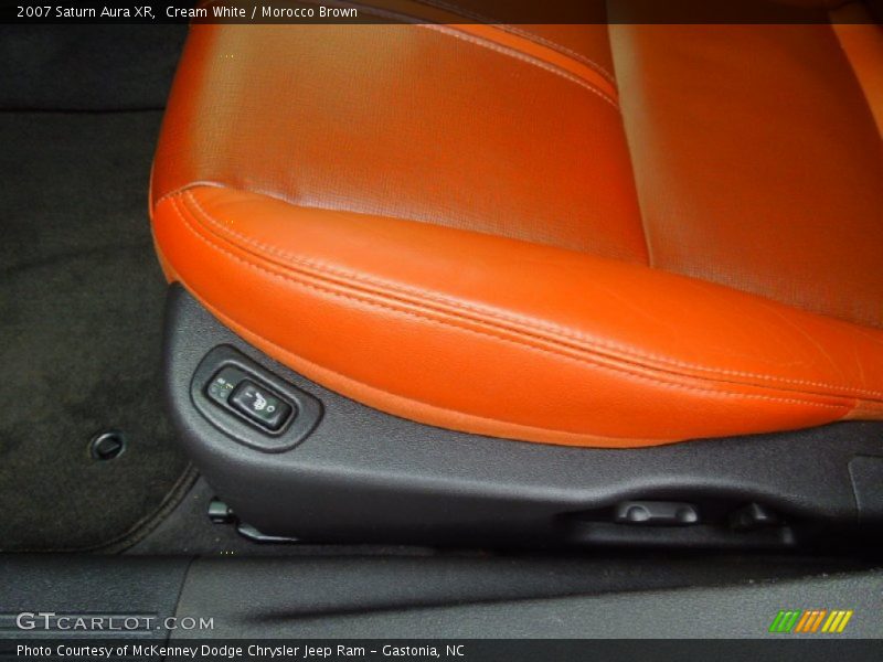 Cream White / Morocco Brown 2007 Saturn Aura XR