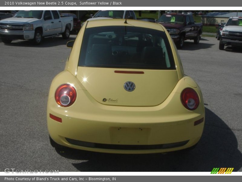 Sunflower Yellow / Black 2010 Volkswagen New Beetle 2.5 Coupe