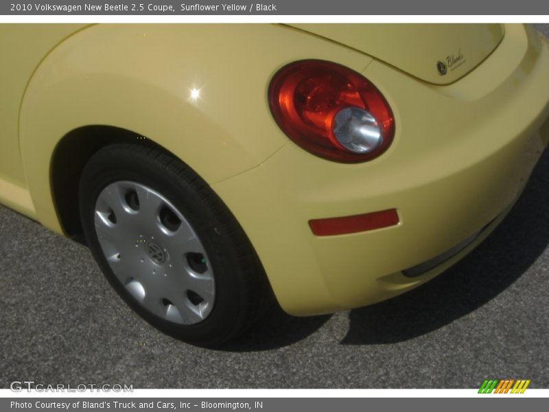 Sunflower Yellow / Black 2010 Volkswagen New Beetle 2.5 Coupe