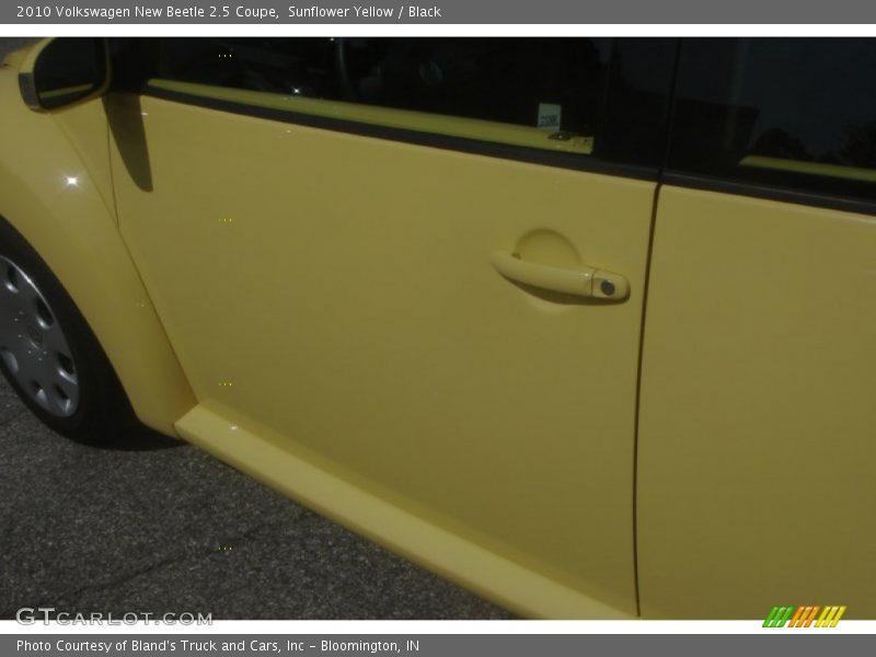 Sunflower Yellow / Black 2010 Volkswagen New Beetle 2.5 Coupe