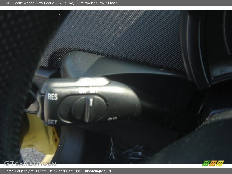 Sunflower Yellow / Black 2010 Volkswagen New Beetle 2.5 Coupe