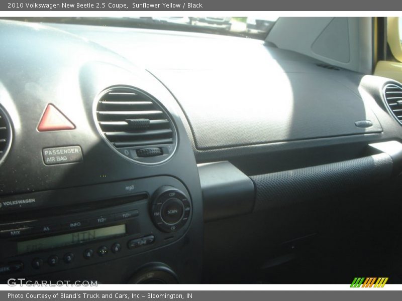 Sunflower Yellow / Black 2010 Volkswagen New Beetle 2.5 Coupe