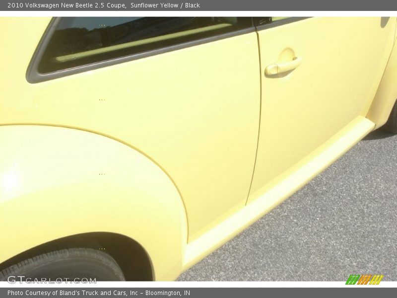 Sunflower Yellow / Black 2010 Volkswagen New Beetle 2.5 Coupe