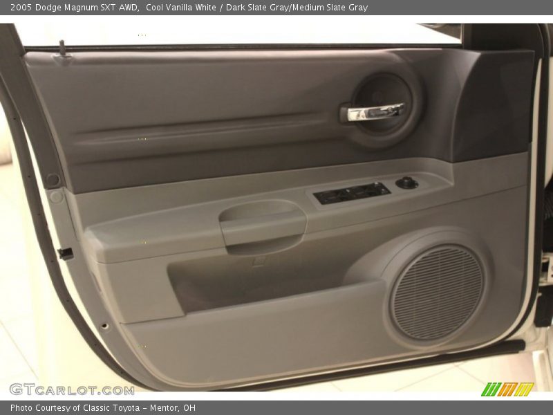 Door Panel of 2005 Magnum SXT AWD