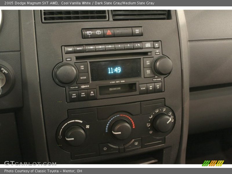 Controls of 2005 Magnum SXT AWD