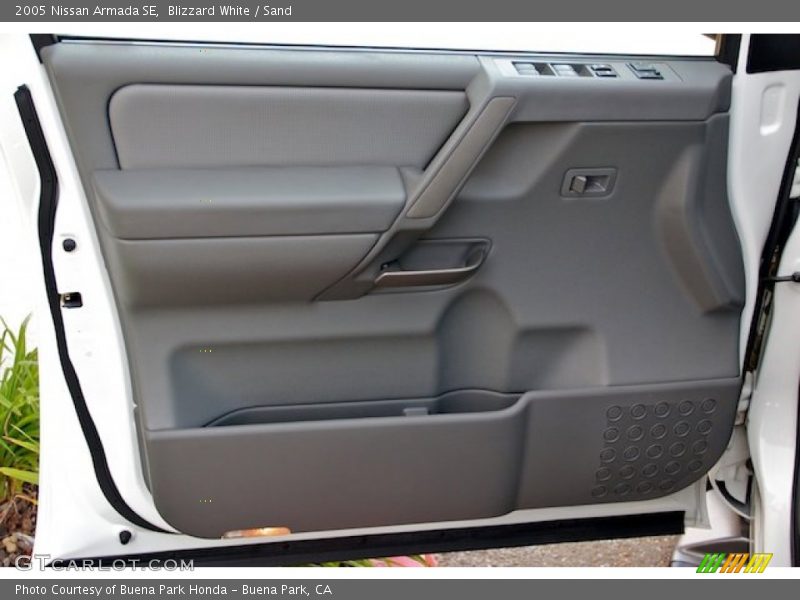 Blizzard White / Sand 2005 Nissan Armada SE
