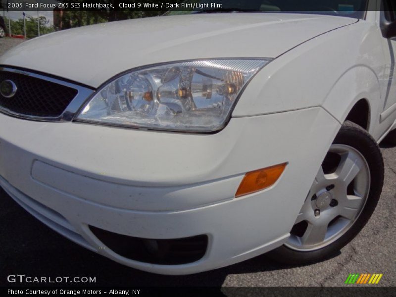 Cloud 9 White / Dark Flint/Light Flint 2005 Ford Focus ZX5 SES Hatchback