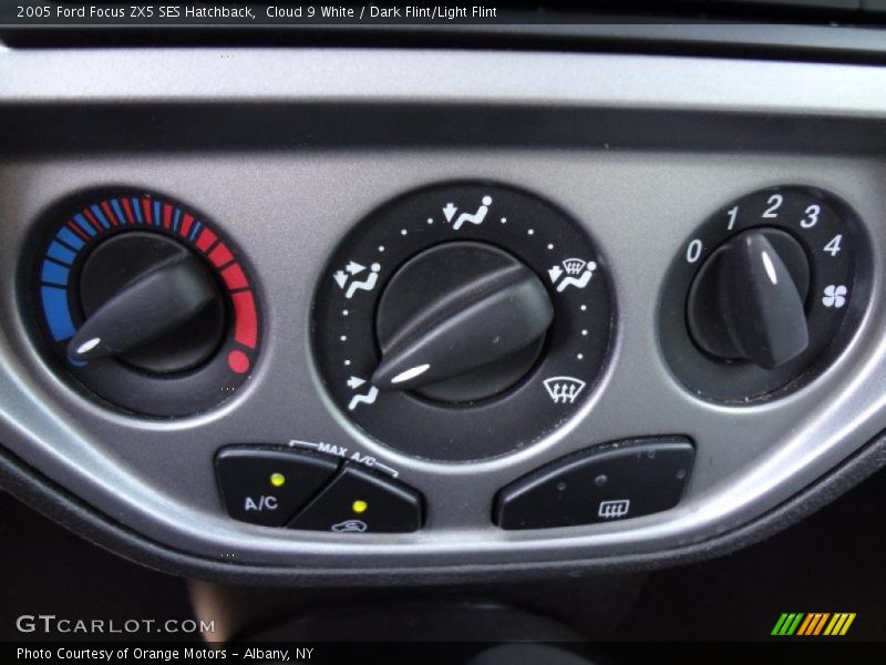 Cloud 9 White / Dark Flint/Light Flint 2005 Ford Focus ZX5 SES Hatchback
