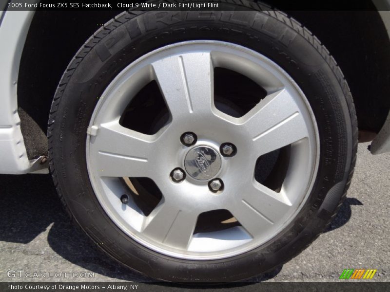 Cloud 9 White / Dark Flint/Light Flint 2005 Ford Focus ZX5 SES Hatchback