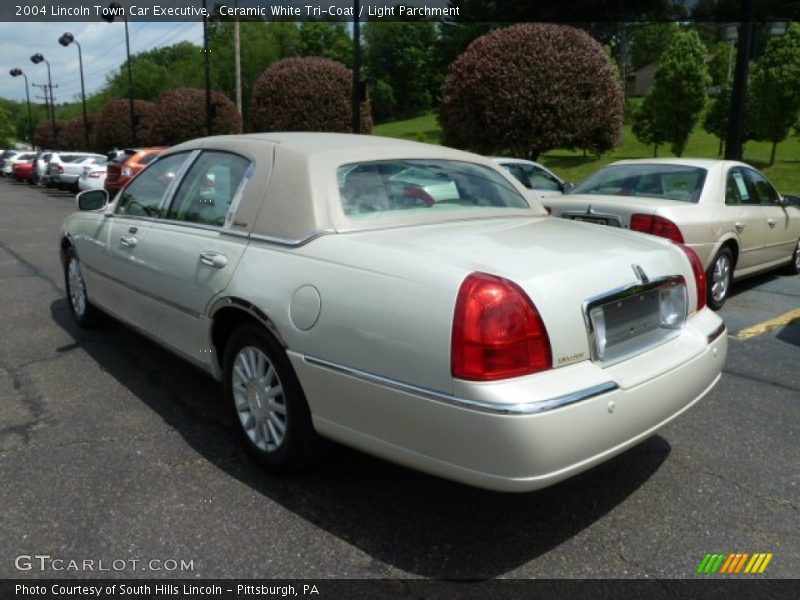 Ceramic White Tri-Coat / Light Parchment 2004 Lincoln Town Car Executive