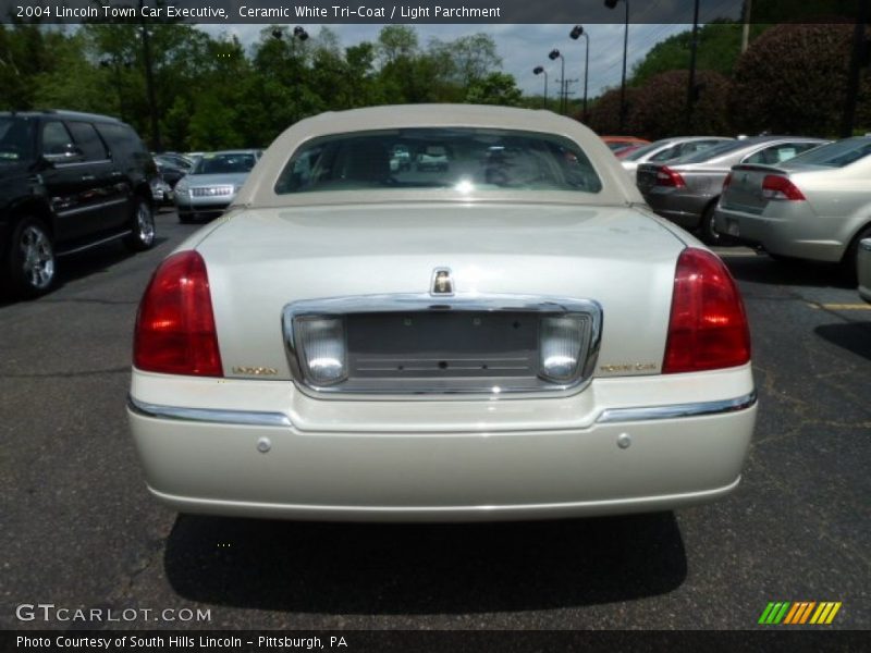 Ceramic White Tri-Coat / Light Parchment 2004 Lincoln Town Car Executive