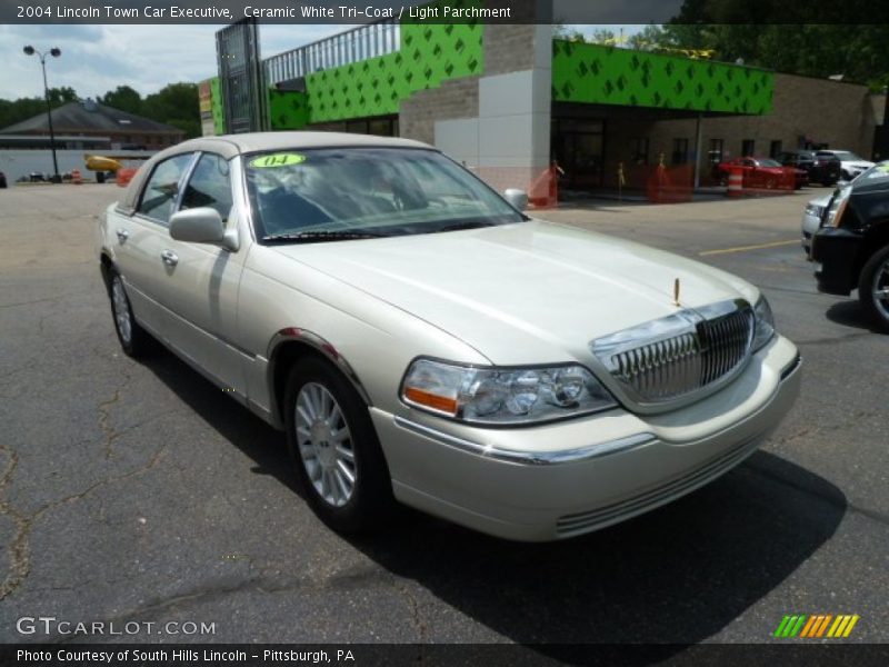 Ceramic White Tri-Coat / Light Parchment 2004 Lincoln Town Car Executive
