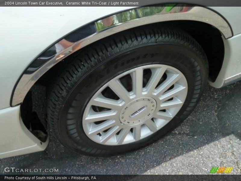 Ceramic White Tri-Coat / Light Parchment 2004 Lincoln Town Car Executive