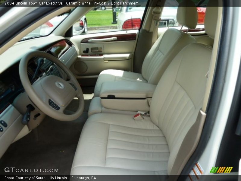 Ceramic White Tri-Coat / Light Parchment 2004 Lincoln Town Car Executive