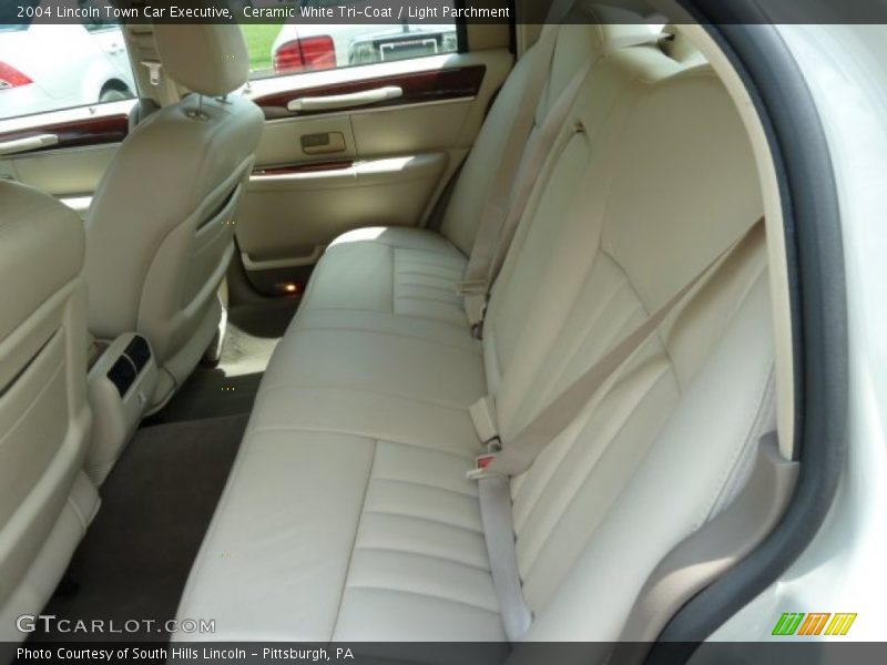 Ceramic White Tri-Coat / Light Parchment 2004 Lincoln Town Car Executive