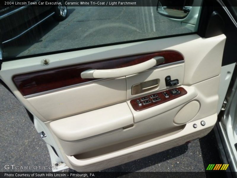 Ceramic White Tri-Coat / Light Parchment 2004 Lincoln Town Car Executive