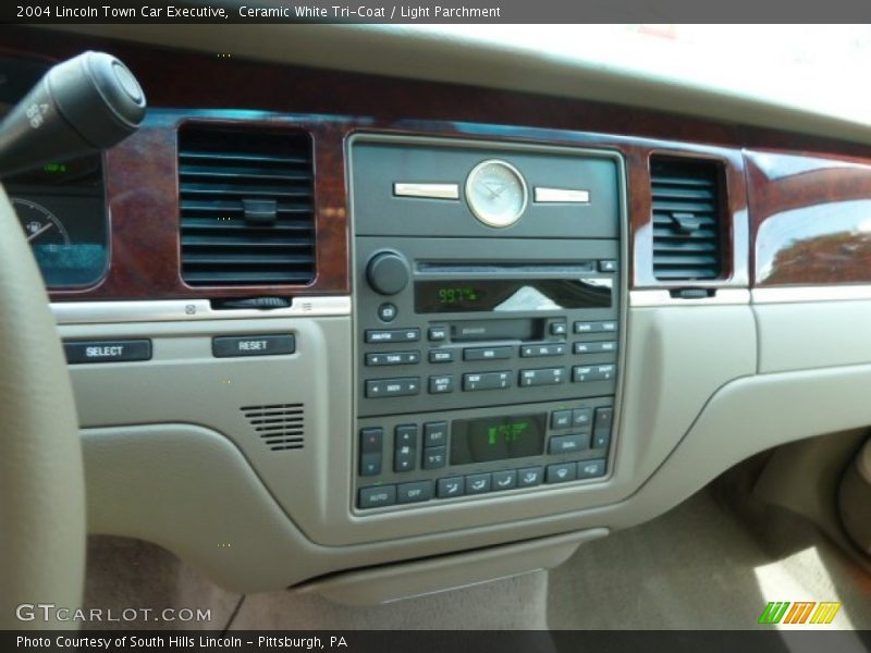 Ceramic White Tri-Coat / Light Parchment 2004 Lincoln Town Car Executive