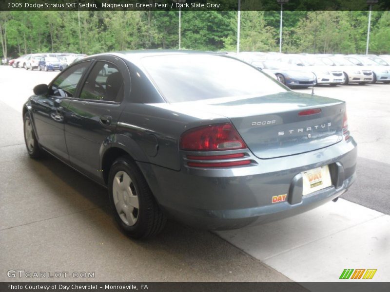 Magnesium Green Pearl / Dark Slate Gray 2005 Dodge Stratus SXT Sedan