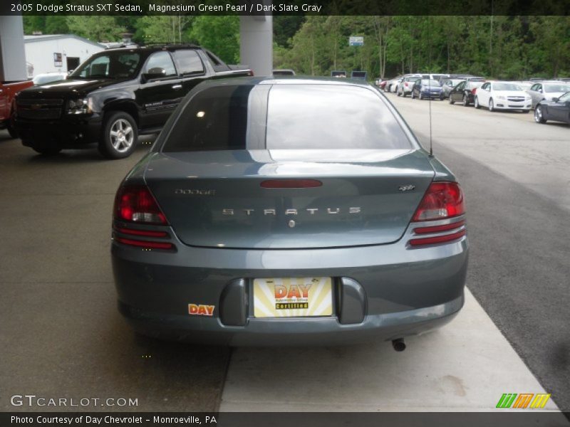 Magnesium Green Pearl / Dark Slate Gray 2005 Dodge Stratus SXT Sedan