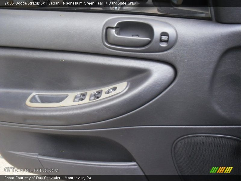 Magnesium Green Pearl / Dark Slate Gray 2005 Dodge Stratus SXT Sedan